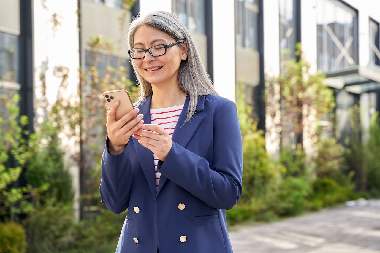 woman installing an Apple software update on her iphone on the go